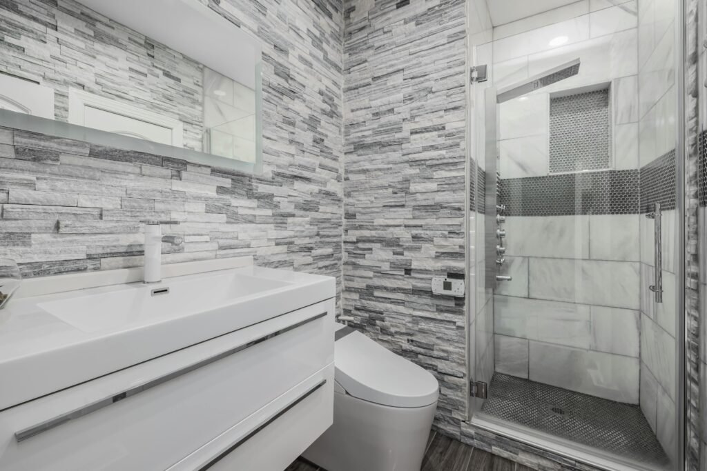 GREY BATHROOM DESIGN IDEAS