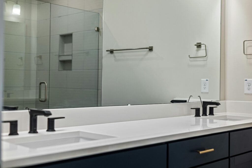 Frameless mirrors for minimalist bathrooms