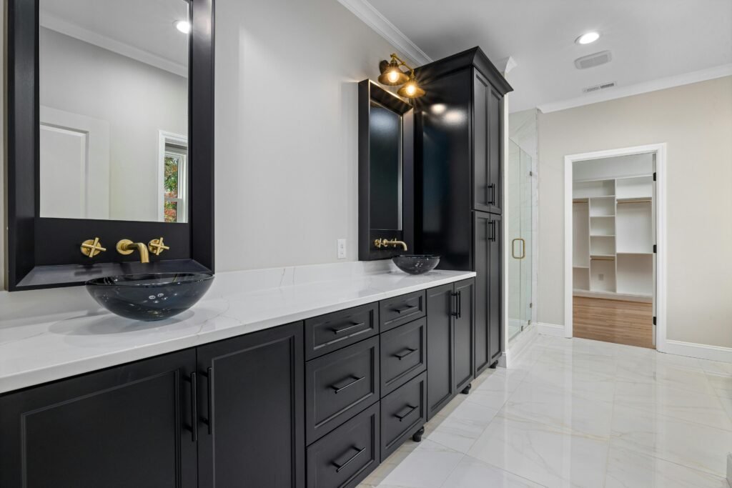 BLACK AND WHITE BATHROOM IDEAS