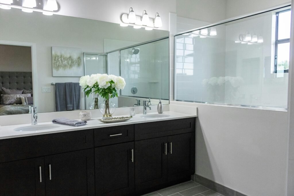 BLACK AND WHITE BATHROOM DESIGN