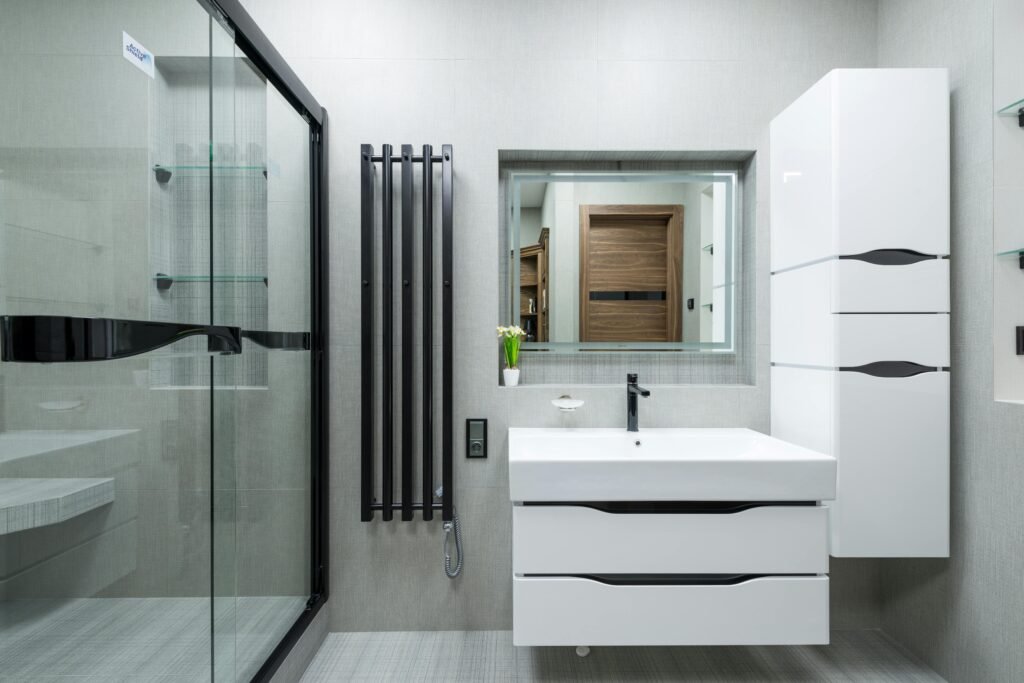 GREY BATHROOM DESIGN